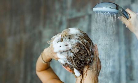 El tipo de cabello y la actividad de las glándulas sebáceas determinan la frecuencia ideal de lavado para cada persona. El tipo de cabello y la actividad de las glándulas sebáceas determinan la frecuencia ideal de lavado para cada persona.