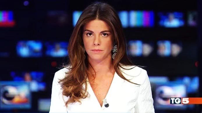 Descuido de presentadora vuelve viral noticiero italiano
