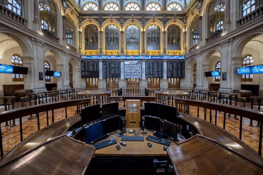 La Bolsa rusa se desploma casi un 34% y Wall Street abre con pérdidas de hasta 2%