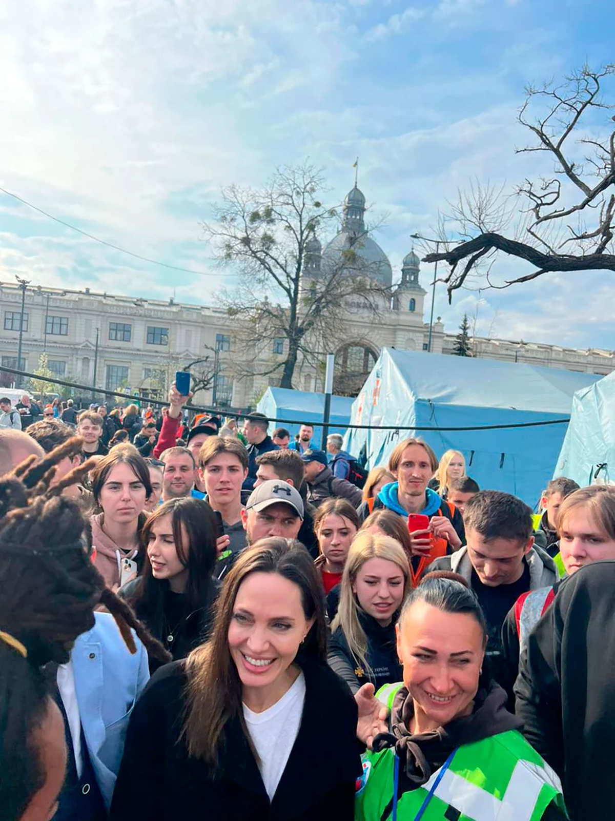 Jolie posa junto a grupo con voluntarios mientras visita la principal estación de tren de Lviv este 30 de abril de 2022 (REUTERS)