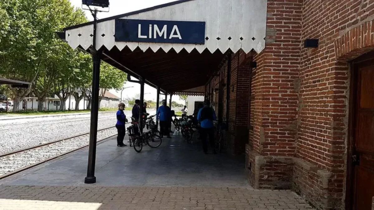 Las parrillas del pueblo conquistan a los visitantes con el aroma de la carne asada y la cocina criolla. Las parrillas del pueblo conquistan a los visitantes con el aroma de la carne asada y la cocina criolla.