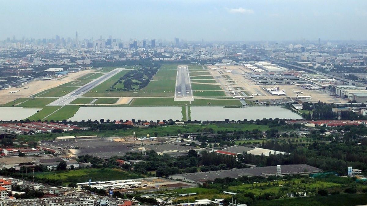 Así se ve desde el cockpit de un avión comercial la aproximación final a la pista 03R (Right, o derecha), de 3700 metros, del Aeropuerto Internacional Don Mueang de Bangkok. El campo de golf se distingue a la izquierda de la misma. Así se ve desde el cockpit de un avión comercial la aproximación final a la pista 03R (Right, o derecha), de 3700 metros, del Aeropuerto Internacional Don Mueang de Bangkok. El campo de golf se distingue a la izquierda de la misma.