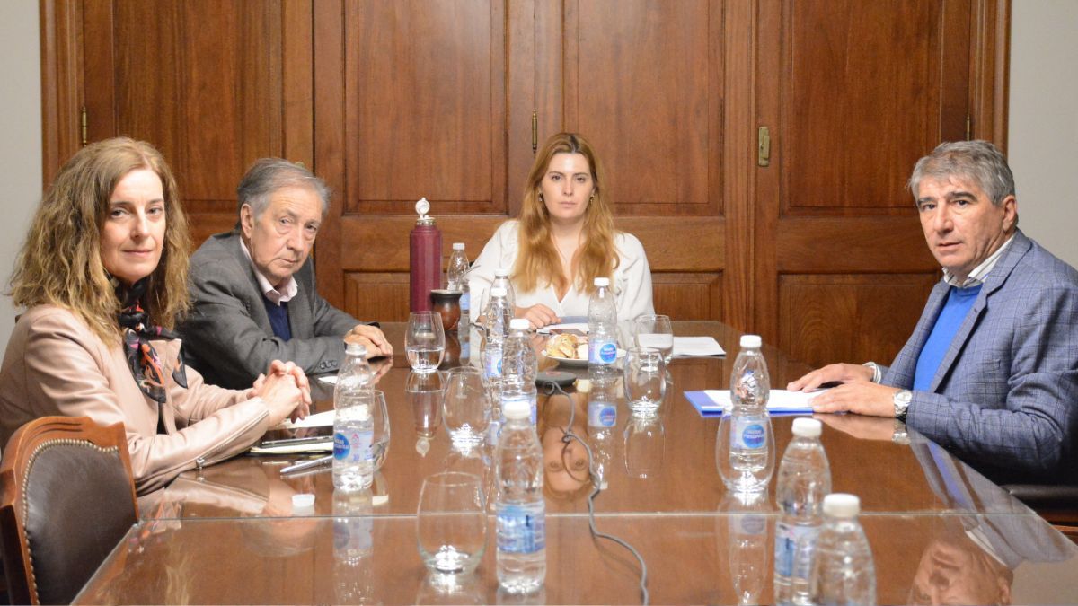 Reunión de los integrantes de la Comisión de Acuerdos de la Legislatura.