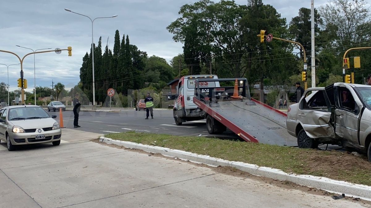 Cerca de las 10, una grúa remolcó el vehículo. Cerca de las 10, una grúa remolcó el vehículo.