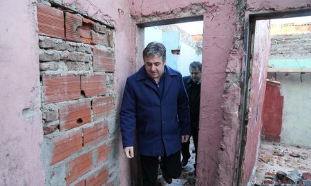 La Ley de Microtráfico, que habilita el derribo de búnkers de drogas, es una herramienta que el Gobierno de Santa Fe presenta como eje de su estrategia para reducir la violencia y recuperar territorios dominados por economías criminales. La Ley de Microtráfico, que habilita el derribo de búnkers de drogas, es una herramienta que el Gobierno de Santa Fe presenta como eje de su estrategia para reducir la violencia y recuperar territorios dominados por economías criminales.