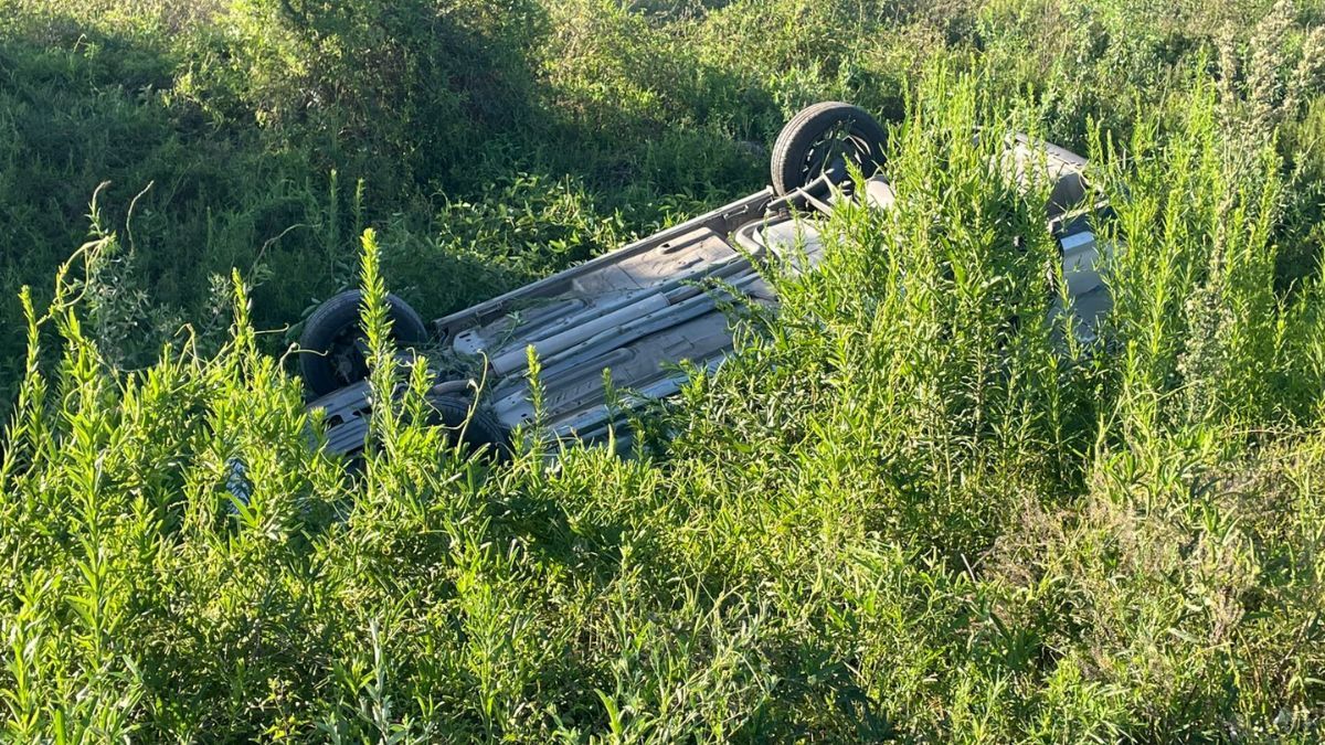 El auto terminó volcado a la vera de la calzada en la circunvalación oeste. El auto terminó volcado a la vera de la calzada en la circunvalación oeste.