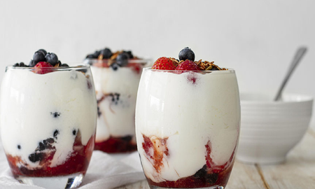 Postre de yogur vegetal y kombucha: fermentado dulce en vaso con 3 ingredientes Postre de yogur vegetal y kombucha: fermentado dulce en vaso con 3 ingredientes
