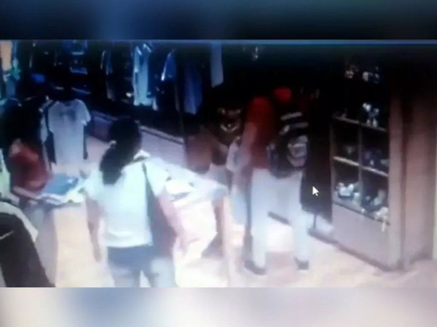 Boedo: un cliente no quiso pagar la diferencia por un cambio de ropa y le fracturó la mandíbula al vendedor