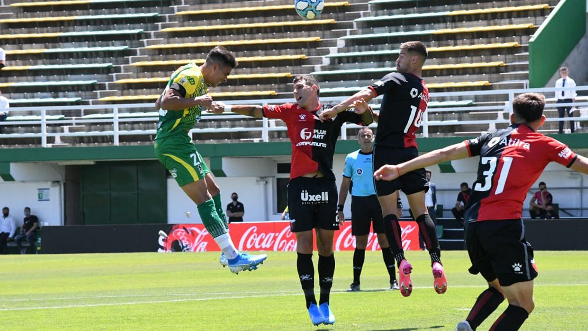 Colón juega ante Defensa y Justicia por la Copa de la Liga Profesional para mantenerse como líder de su grupo.