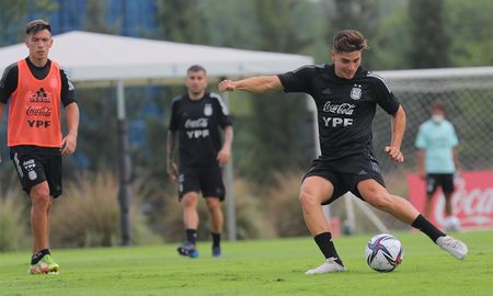 La Selección de fútbol de Argentina entrena por última vez previo a viajar a Chile para jugar por las Eliminatorias Sudamericanas. La Selección de fútbol de Argentina entrena por última vez previo a viajar a Chile para jugar por las Eliminatorias Sudamericanas.