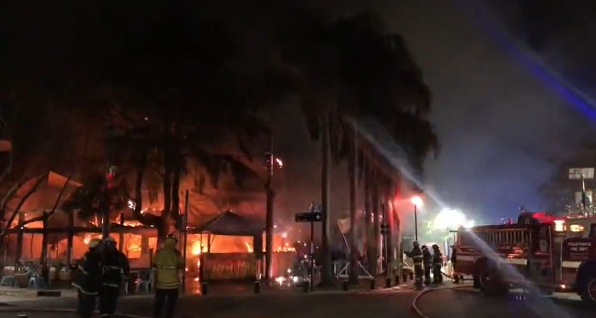 El bar contaba con madera y paja que decoraban el lugar