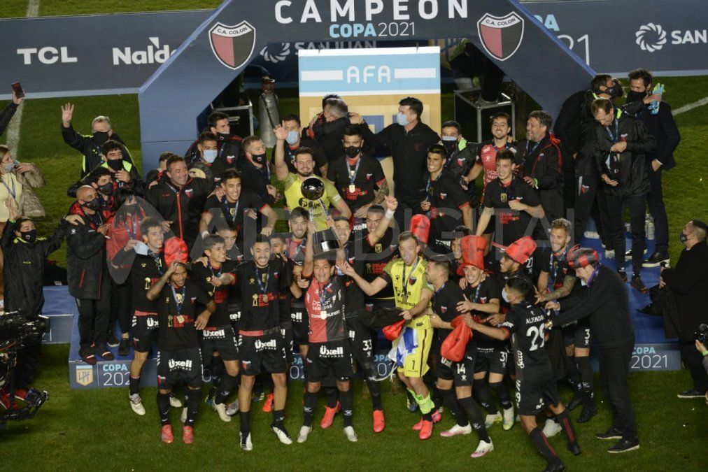 Colón derrotó 3-0 a Racing y se consagró campeón de la Copa de la Liga. Es el primer título para el Sabalero en sus 116 años de historia.