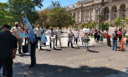 Los vecinos dijeron que quedaron conformes con los allanamientos y el accionar de las dos fiscales de la causa. Los vecinos dijeron que quedaron conformes con los allanamientos y el accionar de las dos fiscales de la causa.