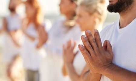 La respiración profunda y la meditación ayudan a calmar el cuerpo y fortalecer la conexión mente-cuerpo. La respiración profunda y la meditación ayudan a calmar el cuerpo y fortalecer la conexión mente-cuerpo.