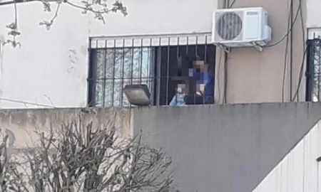 Rescataron a tres hermanitos que estaban abandonados en una casa de La Plata: Los vecinos les tiraban comida por la ventana Rescataron a tres hermanitos que estaban abandonados en una casa de La Plata: Los vecinos les tiraban comida por la ventana