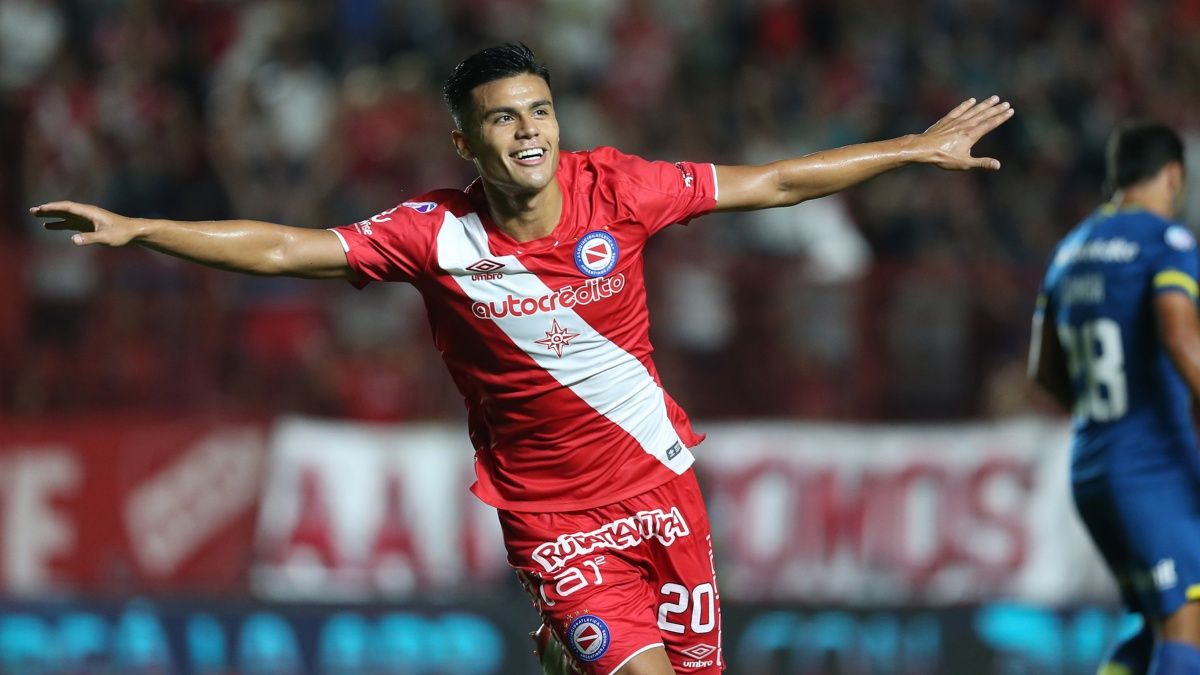 Fausto Vera sufrió un duro golpe en el entrenamiento de Argentinos Juniors y se perderá el duelo ante Colón por la Copa Argentina.