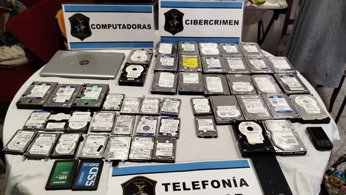 En total, fueron detenidas siete personas. En total, fueron detenidas siete personas. 