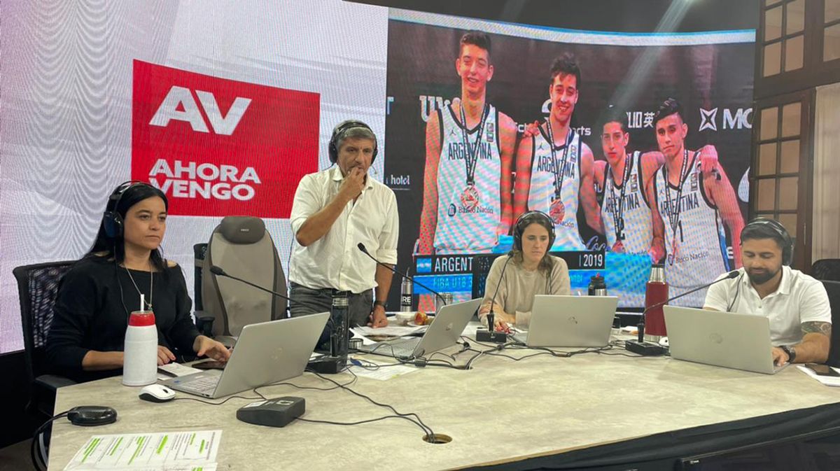 Luis Mino conversó con Tomás Chapero, el santafesino que salió campeón el domingo con la selección mayor de básquet.
