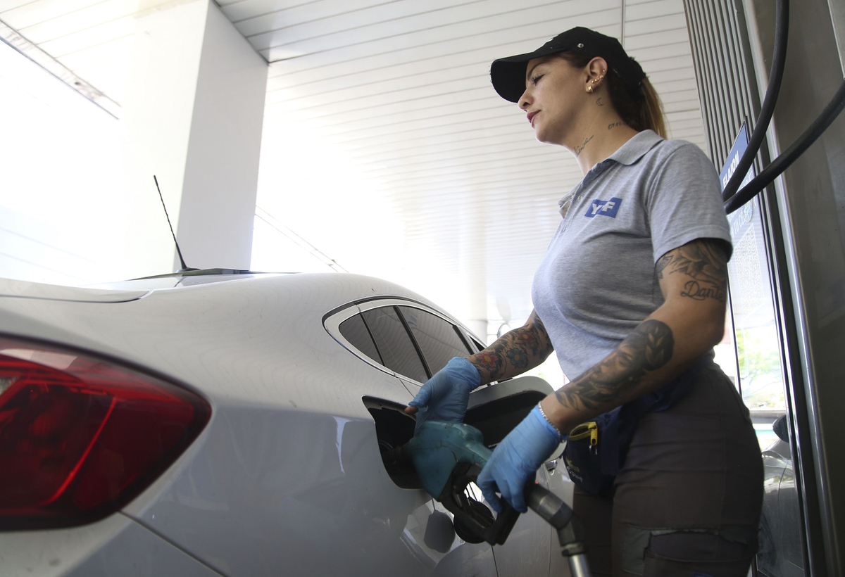 Cuánta propina hay que dejarle a los playeros que cargan nafta y limpian vidrios en las estaciones de servicio