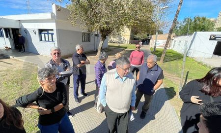 Vecinos del barrio El Pozo indignados se reunieron frente a la comisaría Vecinos del barrio El Pozo indignados se reunieron frente a la comisaría