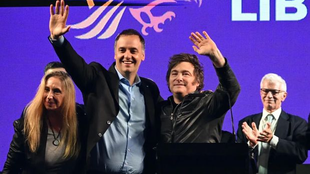 Manuel Adorni junto a Javier Milei.&nbsp;