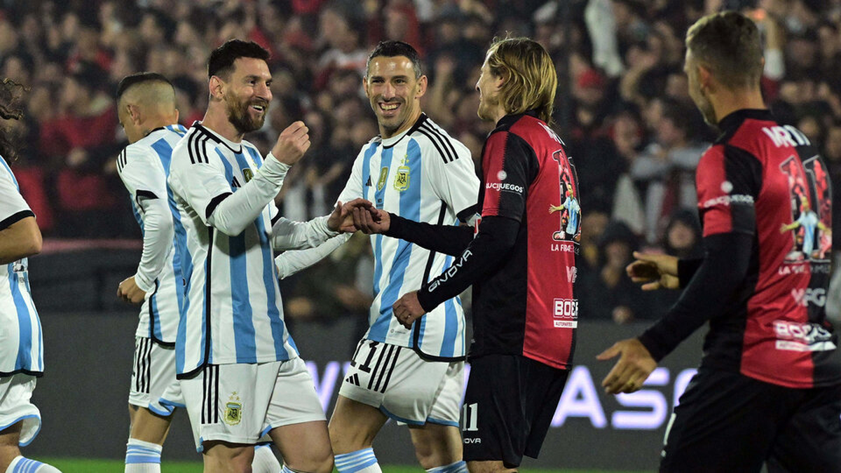 Lionel Messi en la despedida de Maxi Rodríguez, en cancha de Newell's. Lionel Messi en la despedida de Maxi Rodríguez, en cancha de Newell's.