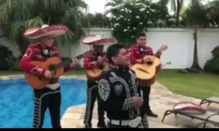 Mariachi terminó adentro de una pileta en plena serenata Mariachi terminó adentro de una pileta en plena serenata
