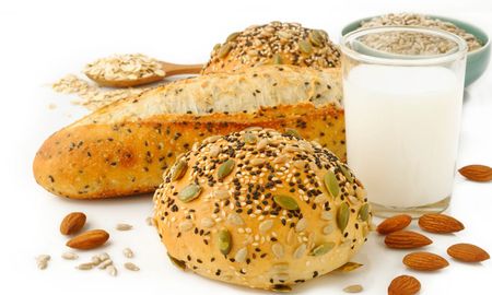 La receta de pan de avena con leche de almendras y miel en sartén. La receta de pan de avena con leche de almendras y miel en sartén.