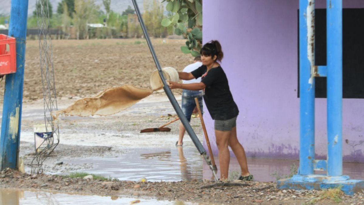 Además de los derrumbes, hubo que evacuar a más de 200 personas por el temporal y que colapsó la red de riego.