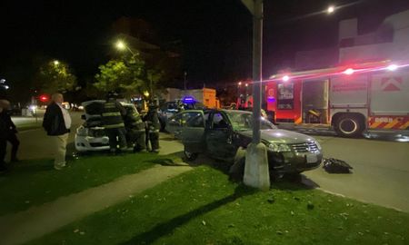 El auto impactó contra un poste de luz tras el accidente de tránsito en Avenida General Paz. El auto impactó contra un poste de luz tras el accidente de tránsito en Avenida General Paz.