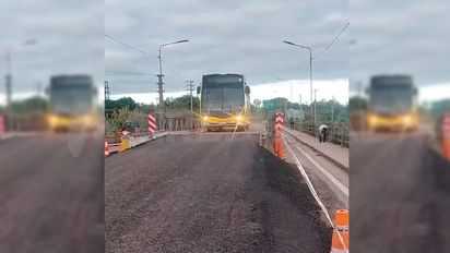 Videos: así fue el primer cruce de un colectivo por el puente Bailey en su prueba de fuego