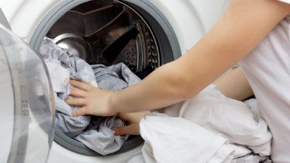El truco simple para eliminar los pelos de la ropa durante el lavado