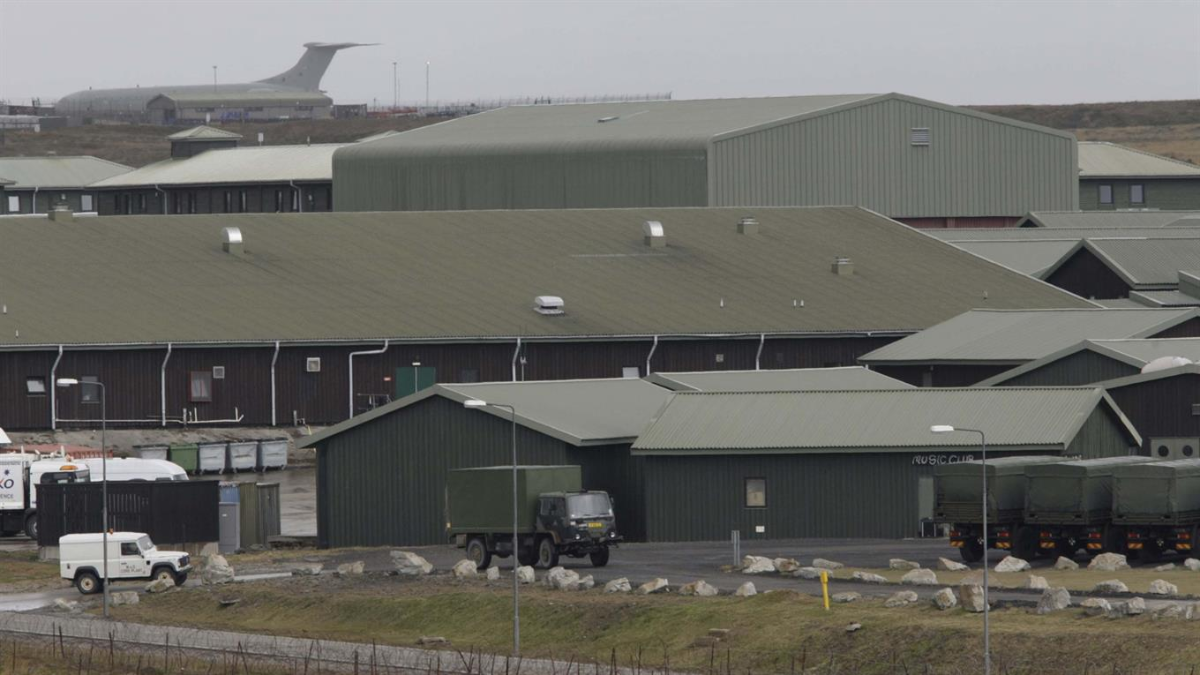 El comunicador registró las imágenes frente a las instalaciones británicas en las Islas Malvinas.