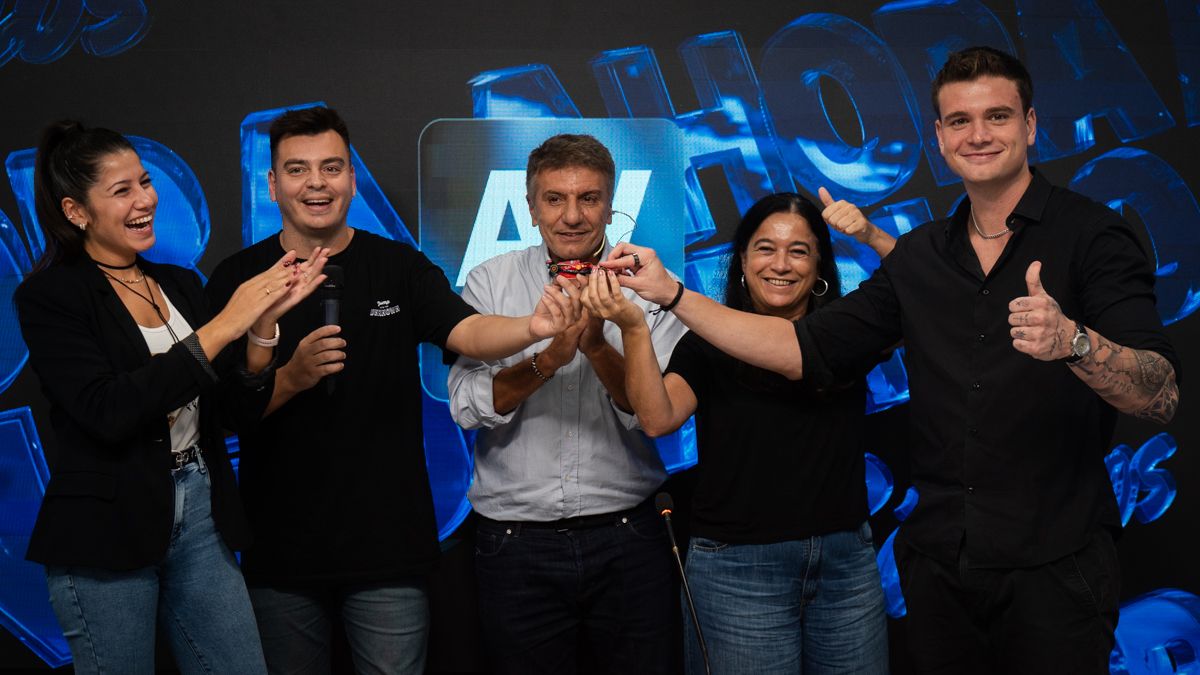 Luis Mino le entregó simbólicamente Luis Mino le entregó simbólicamente
