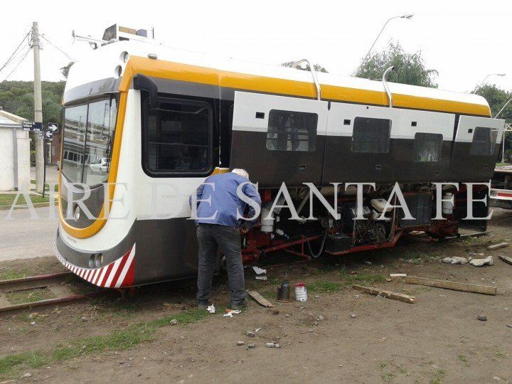 El Tren Urbano fue tan polémico en Santa Fe que hasta desapareció. Fue a mediados de 2019 pero un arduo trabajo del periodista Ignacio Laurenti lo ubicó en un baldío con pasado ferroviario en Avellaneda al 4100. El tren estaba abandonado.