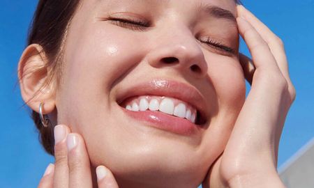 La vitamina C funciona como un potente antioxidante para proteger el rostro de los cambios de temperatura. La vitamina C funciona como un potente antioxidante para proteger el rostro de los cambios de temperatura.