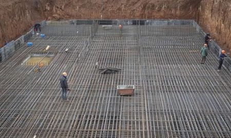 Los trabajadores construyen una escuela subterránea fuertemente fortificada que permitirá a los niños regresar de manera segura a sus estudios presenciales, en medio del ataque de Rusia a Ucrania, en la región de Kharkiv, Ucrania, el 15 de noviembre de 2023.