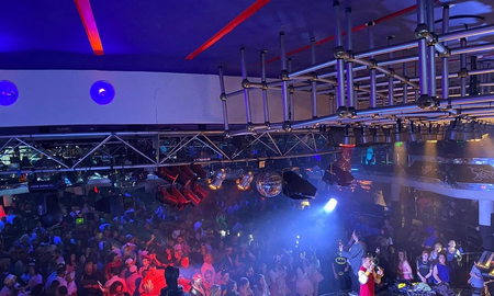 sin barbijos y escupiendo alcohol al publico: la fiesta en una discoteca sin barbijos y escupiendo alcohol al publico: la fiesta en una discoteca
