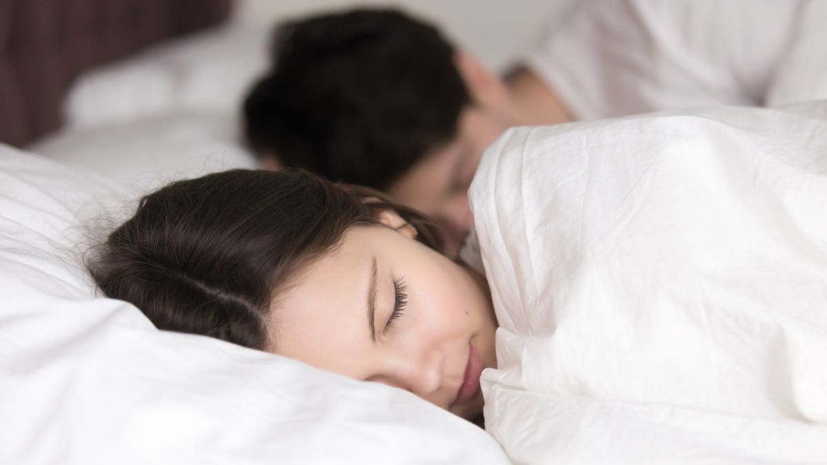 Hay sencillos hábitos que se pueden adoptar para dormir mejor.