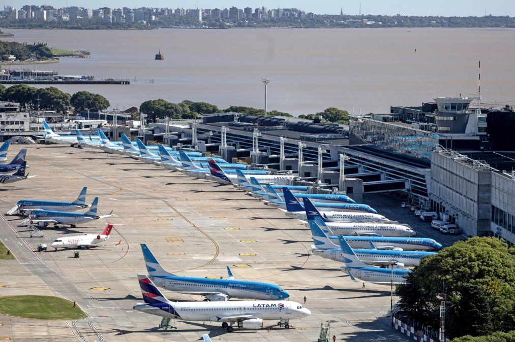 AA2000 concentra el 91,6% del flujo de pasajeros y gerencia directamente 35 de las 56 terminales aéreas que conforman el Sistema Nacional de Aeropuertos (SNA) y da cobertura a 21 provincias más la ciudad de Buenos Aires.