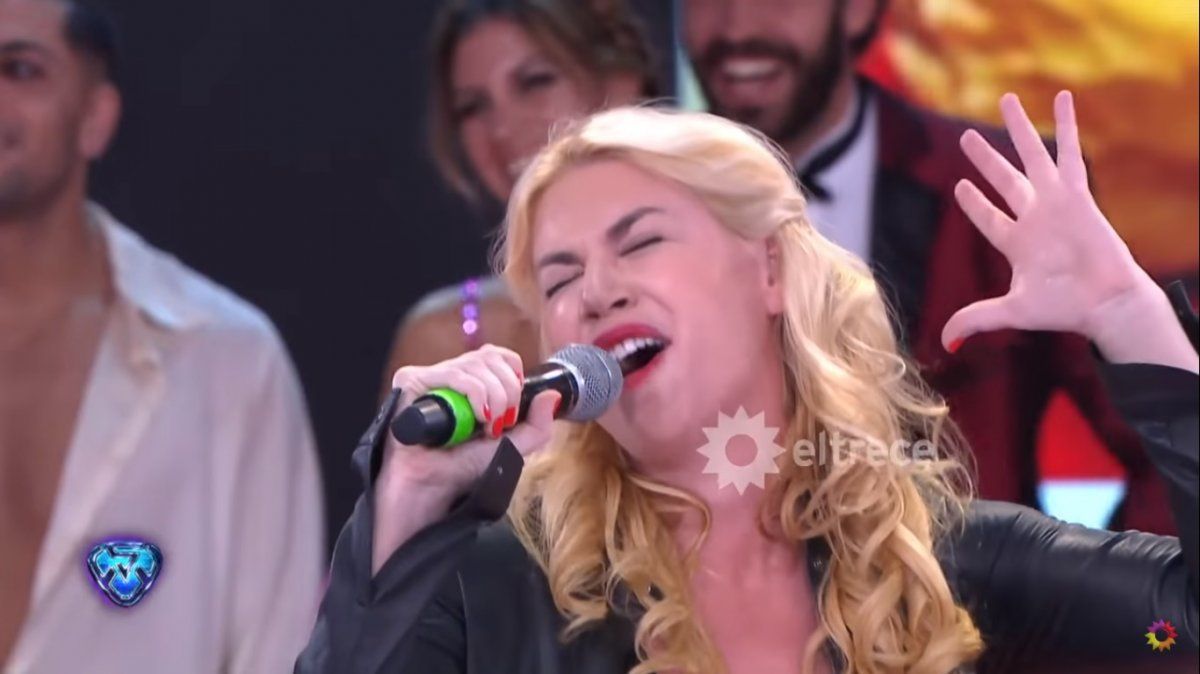 Esmeralda Mitre dio un acústico en Showmatch