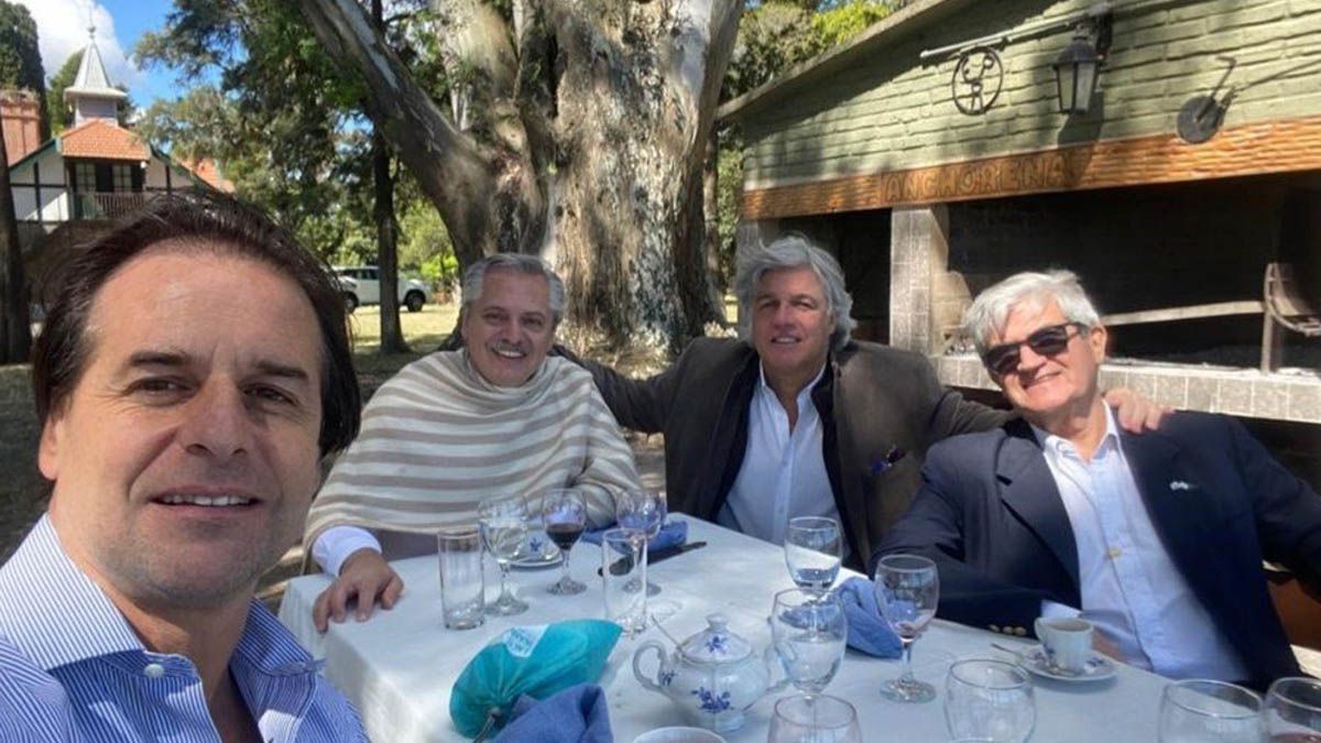Alberto Fernández compartió una cena con el presidente de Uruguay tras dejar el aislamiento este jueves.