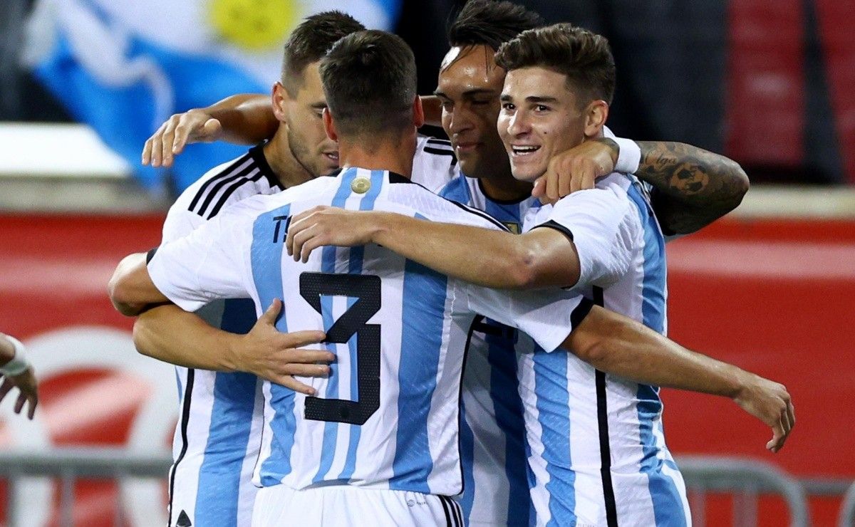 La histórica camiseta, con los colores celeste y blanco, se usará para los primeros dos encuentros, del Mundial Qatar 2022.