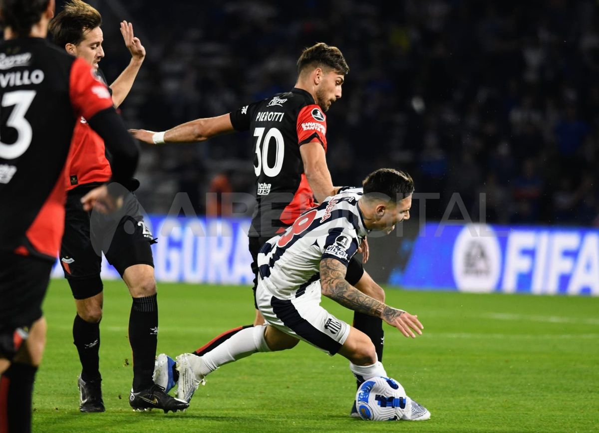Santiago Pierotti, de Colón, disputa la pelota con Rodrigo Villagra, de Talleres.