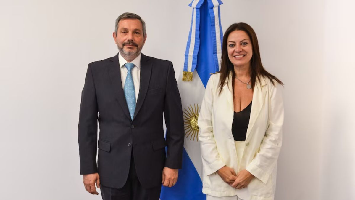 Mariano De los Heros, ex titular de la ANSES, y Sandra Pettovello, ministra de Capital Humano. Mariano De los Heros, ex titular de la ANSES, y Sandra Pettovello, ministra de Capital Humano.