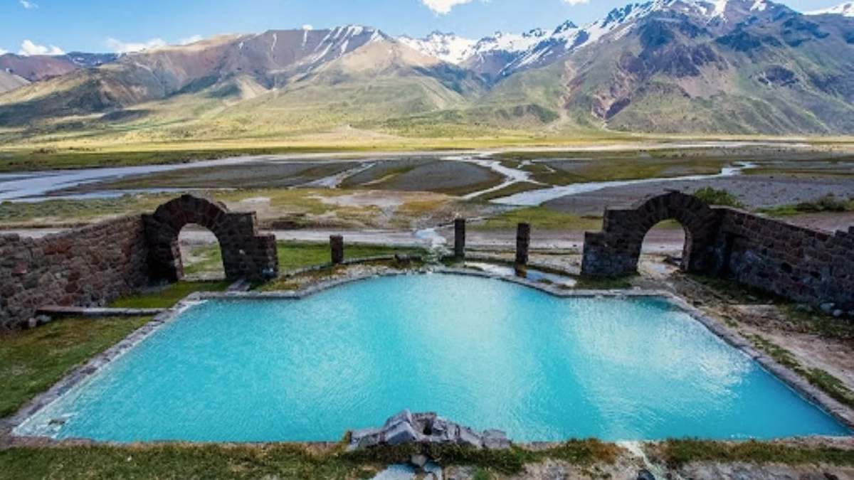 A solo unos kilómetros de San Rafael, se encuentran una gran cantidad de complejos termales. A solo unos kilómetros de San Rafael, se encuentran una gran cantidad de complejos termales.