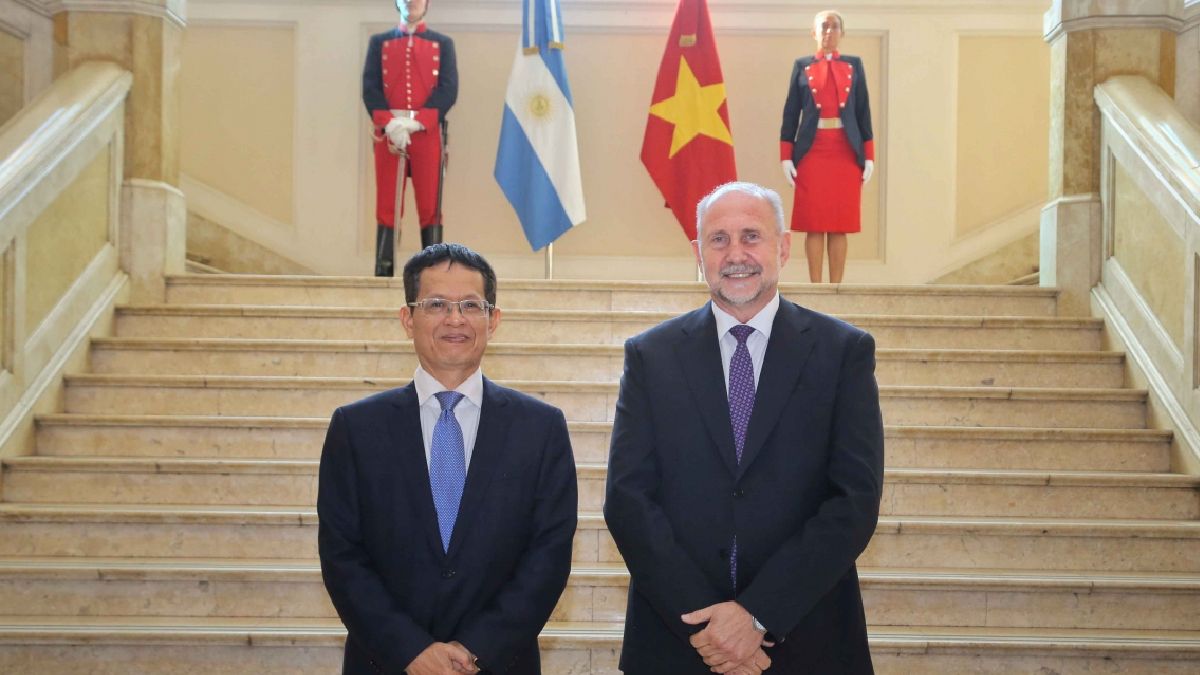 Omar Perotti recibió en Rosario a la delegación de Vietnam para potenciar el vínculo comercial