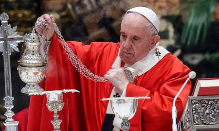 El Papa Francisco celebrará los ritos de la Semana Santa en el llamado altar de la cátedra dentro de la basílica de San Pedro. El Papa Francisco celebrará los ritos de la Semana Santa en el llamado altar de la cátedra dentro de la basílica de San Pedro.