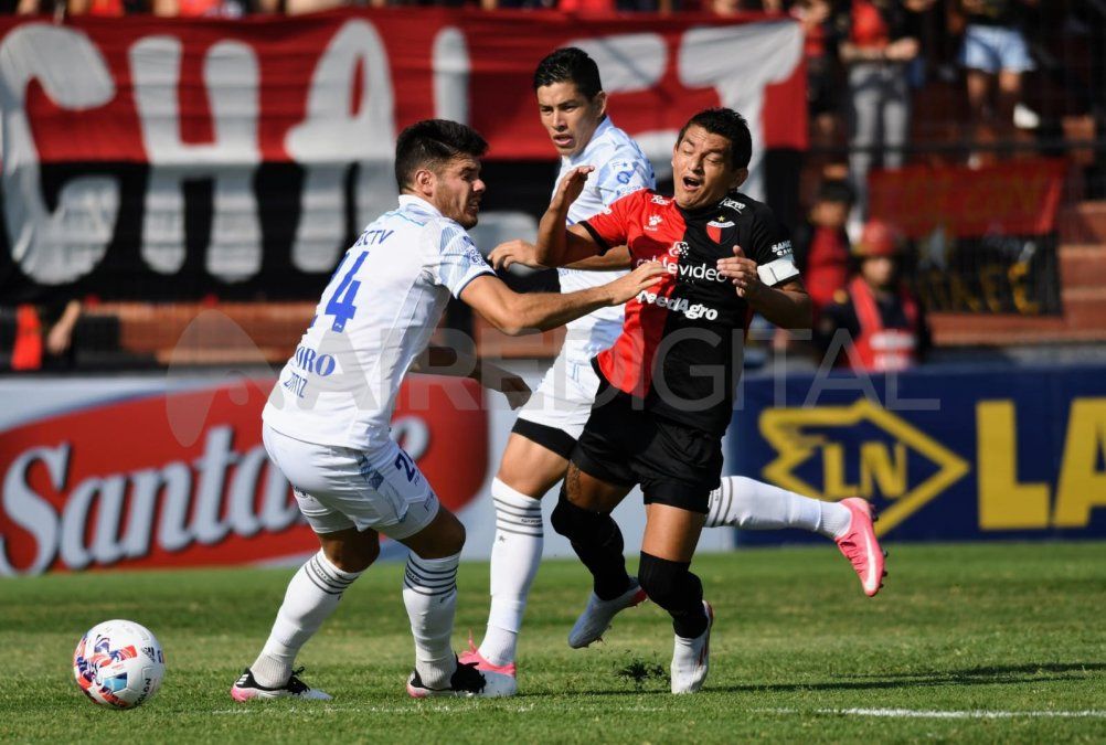Luis Miguel Rodríguez y Guillermo Ortíz, excompañeros en el Club Atlético Colón, disputan la posesión de la pelota.
