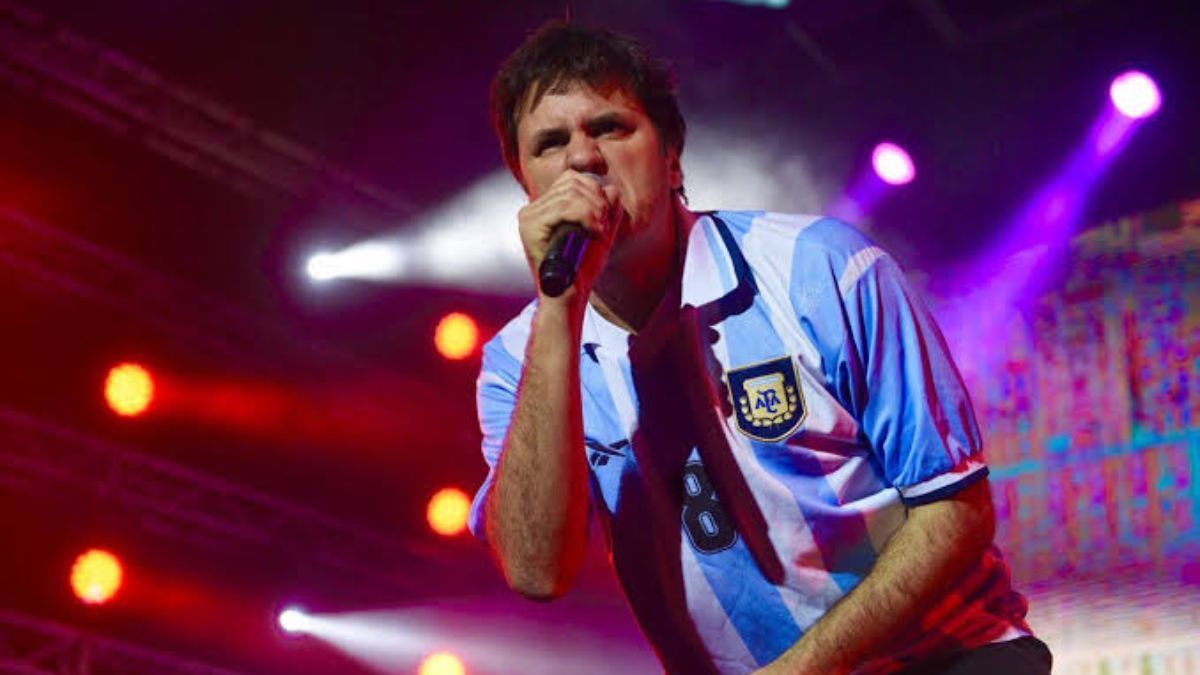 El reconocido rockero argentino debió suspender su presentación callejera ante la estricta orden de los efectivos estadounidenses.